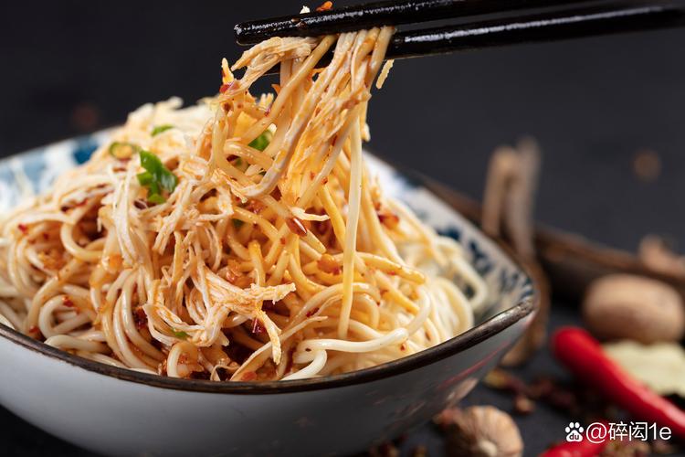 今天这道凉面堪称当代男人续命水既能当正餐又不会发胖,关键还能补锌